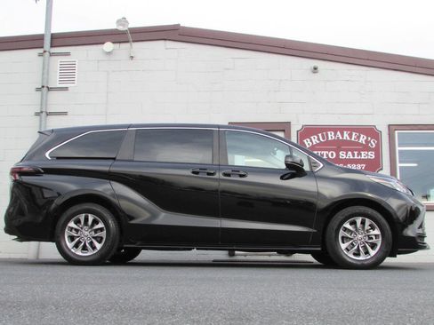 Used 2024 Toyota Sienna LE image 9