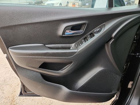 Used 2022 Chevrolet Trax LT w/ LT Convenience Package image 13