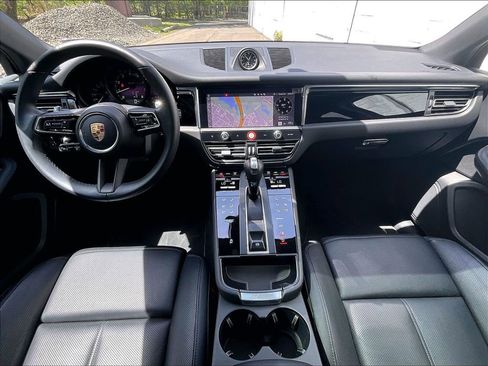 Certified 2025 Porsche Macan AWD/4WD image 18
