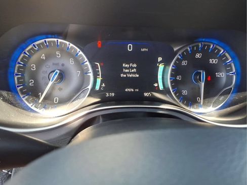 Used 2025 Chrysler Pacifica Limited FWD image 17