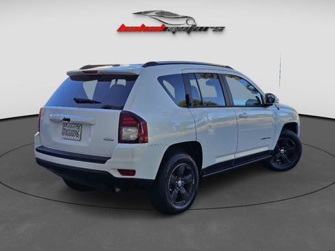 Used 2017 Jeep Compass Latitude FWD image 11