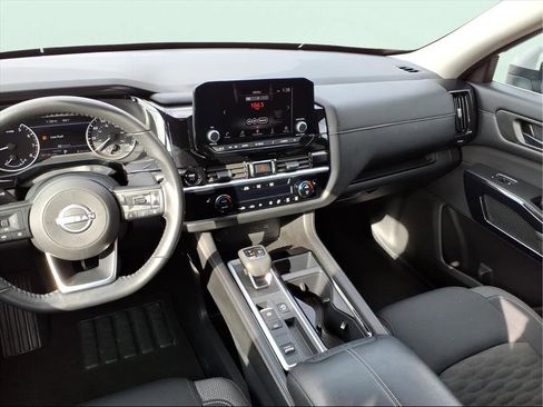 Used 2025 Nissan Pathfinder SV image 13