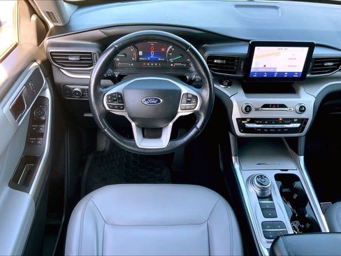 Used 2021 Ford Explorer XLT w/ Equipment Group 202A image 6