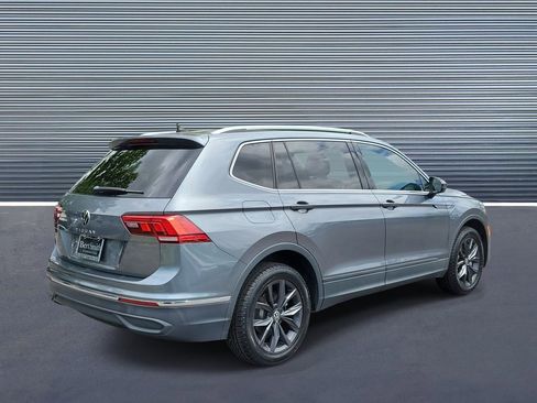 Used 2022 Volkswagen Tiguan SE w/ Panoramic Sunroof Package image 3