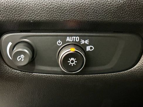 Used 2023 Chevrolet Traverse LT FWD image 11