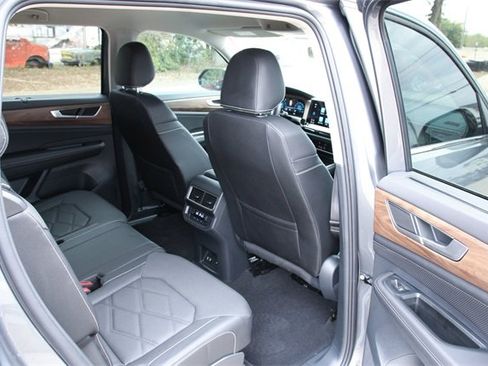 Certified 2025 Volkswagen Atlas SE image 32