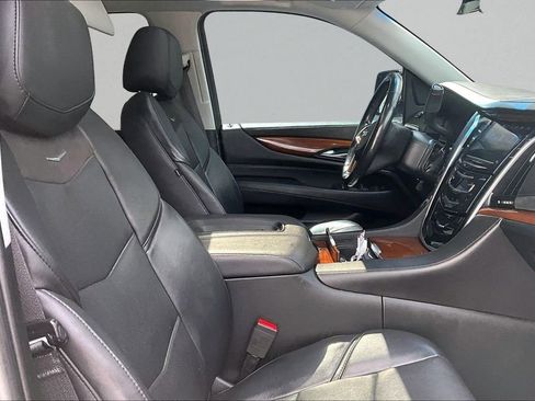 Used 2019 Cadillac Escalade Luxury AWD/4WD image 31