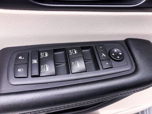 Used 2020 Chrysler Pacifica Limited w/ Advanced Safetytec Group FWD image 18
