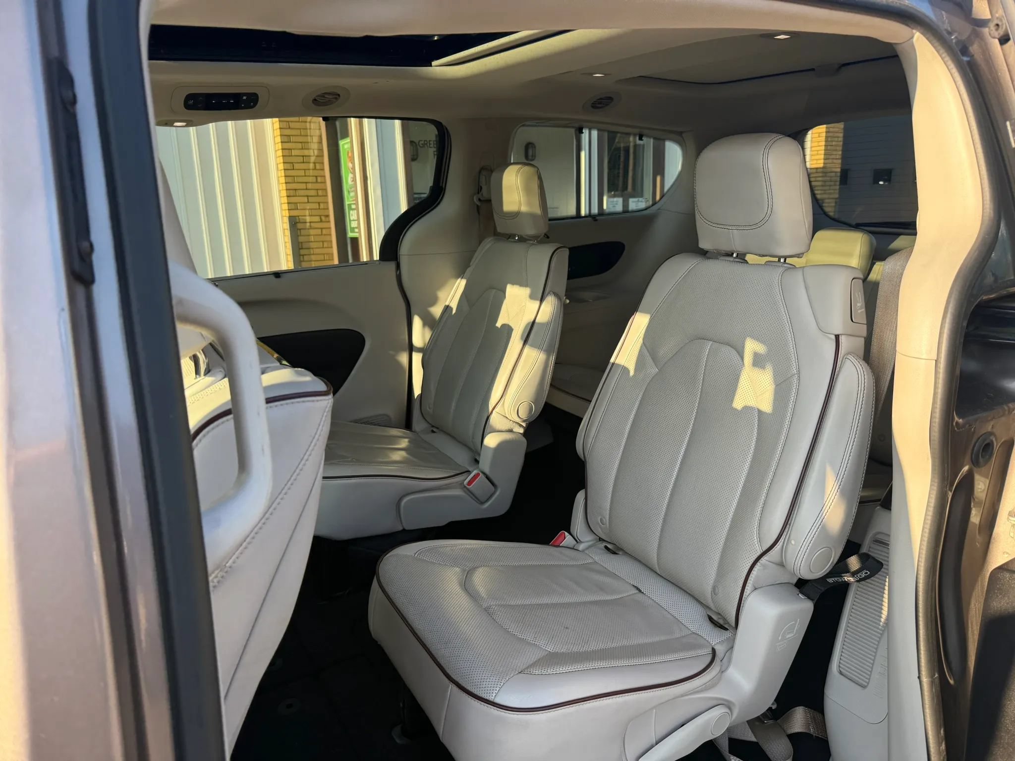 Used 2017 Chrysler Pacifica Limited w/ UConnect Theater Package FWD image 14