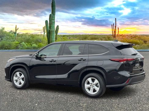 Used 2024 Toyota Highlander LE FWD image 4