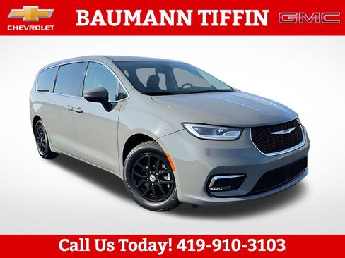 Used 2023 Chrysler Pacifica Touring-L FWD image 4