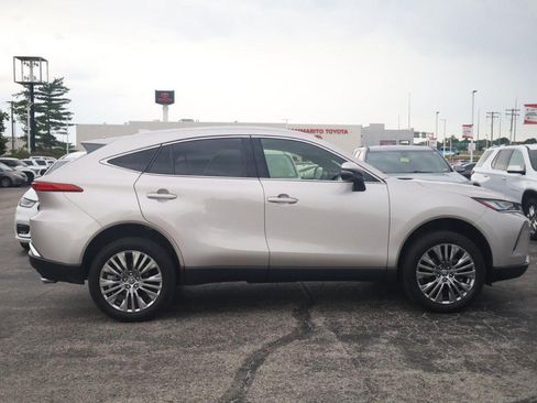 Used 2022 Toyota Venza XLE AWD/4WD image 4