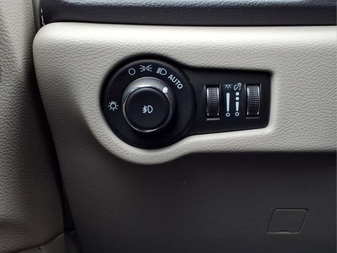 Used 2024 Chrysler Pacifica Limited FWD image 6