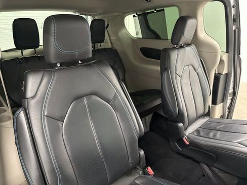 Used 2021 Chrysler Pacifica Touring-L w/ Uconnect Theater Family Group image 27
