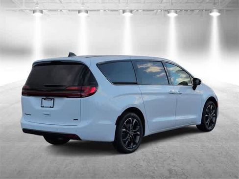New 2026 Chrysler Pacifica Select image 8