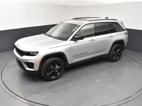 Used 2023 Jeep Grand Cherokee Altitude AWD/4WD image 15