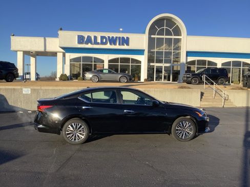 Used 2023 Nissan Altima 2.5 SV w/ SV Premium Package image 8