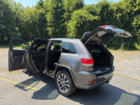 Used 2018 Jeep Grand Cherokee Overland AWD/4WD image 29