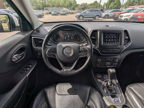 Used 2019 Jeep Cherokee Latitude Plus w/ Comfort/Convenience Group AWD/4WD image 17