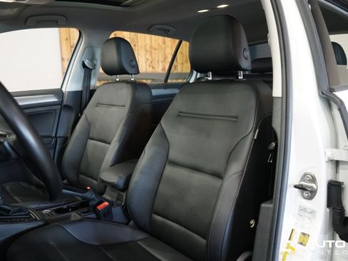 Used 2017 Volkswagen Golf SE image 15