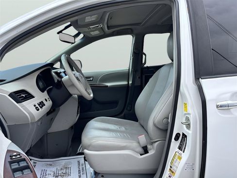 Used 2011 Toyota Sienna XLE w/ Premium Pkg FWD image 11