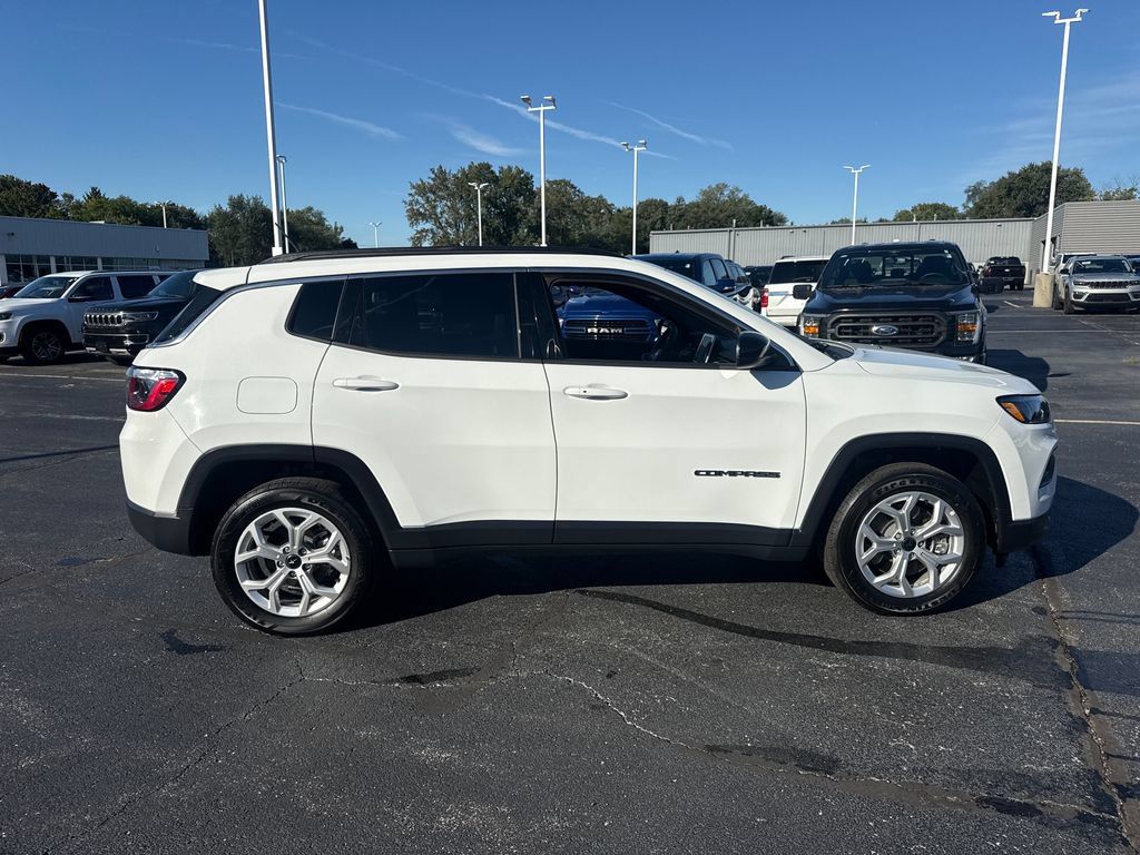 Used 2025 Jeep Compass Latitude AWD/4WD image 6