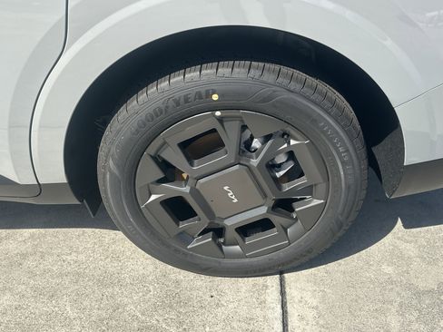 New 2026 Kia Carnival EX FWD image 10