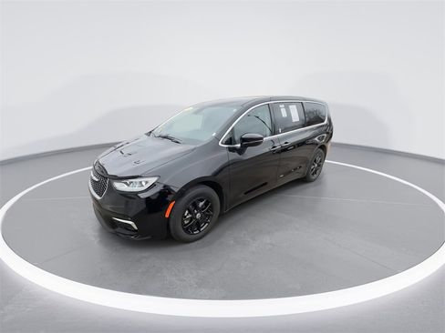 Used 2024 Chrysler Pacifica Touring-L image 4