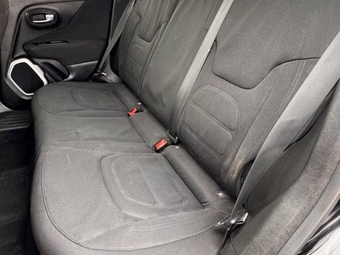 Used 2018 Jeep Renegade Latitude image 8