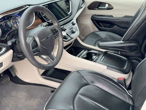 Used 2023 Chrysler Pacifica Limited image 4