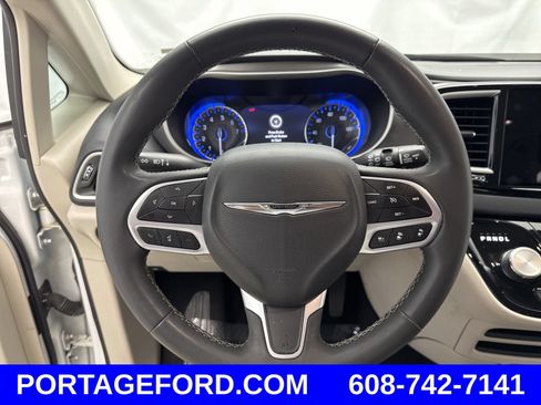 Used 2023 Chrysler Pacifica Touring-L FWD image 14