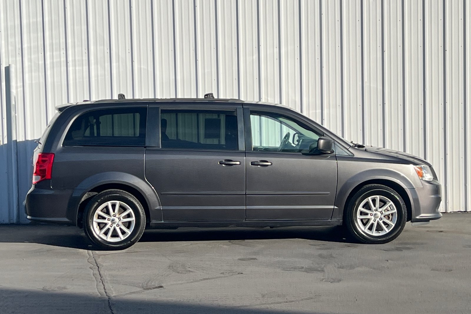 Used 2016 Dodge Grand Caravan SXT w/ UConnect Hands-Free Group FWD image 11