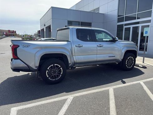 Used 2024 Toyota Tacoma TRD Sport AWD/4WD image 32