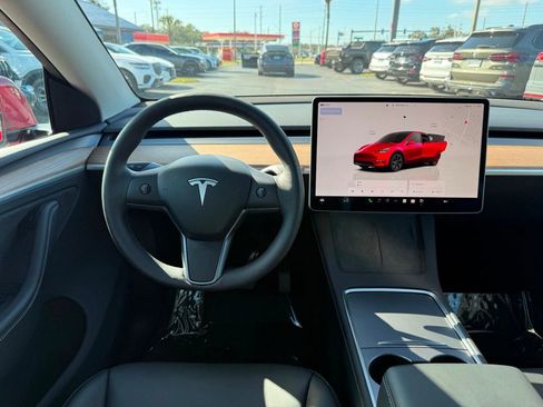 Used 2025 Tesla Model Y Long Range image 19