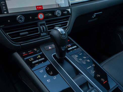 Certified 2026 Porsche Macan image 31