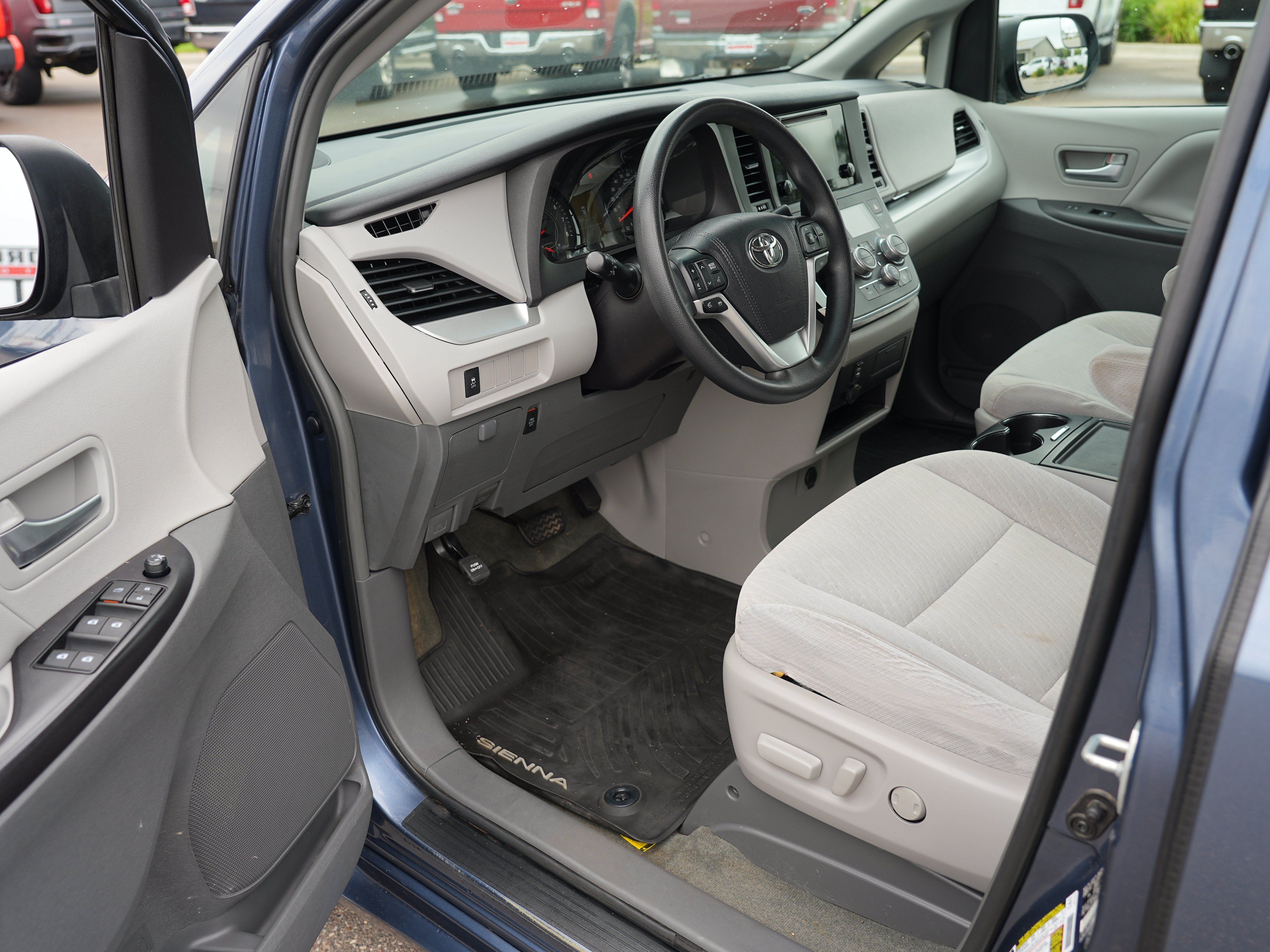 Used 2017 Toyota Sienna LE AWD/4WD image 12