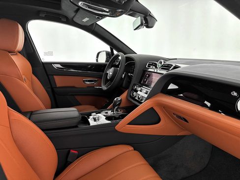 Used 2025 Bentley Bentayga image 31