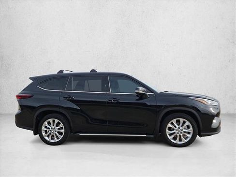 Used 2025 Toyota Highlander Limited AWD/4WD image 4