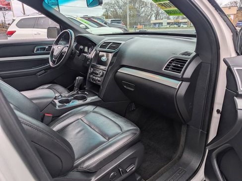Used 2017 Ford Explorer XLT w/ Equipment Group 202A AWD/4WD image 10