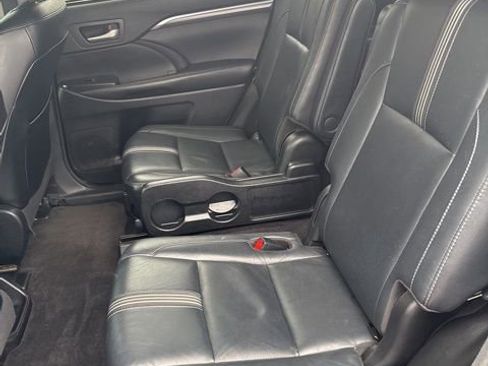 Used 2018 Toyota Highlander SE image 6