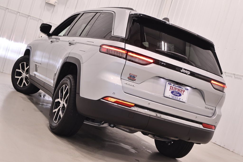 Used 2024 Jeep Grand Cherokee Limited AWD/4WD image 39