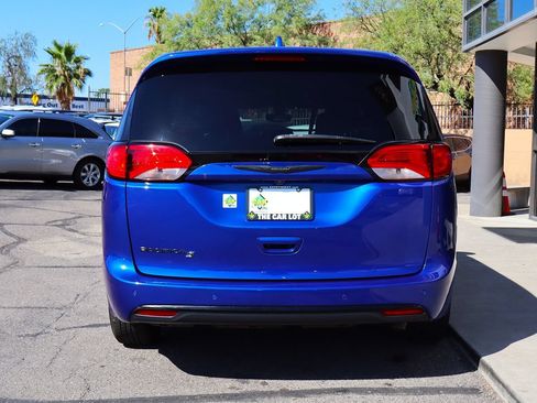 Used 2020 Chrysler Pacifica Touring w/ S Appearance Package FWD image 11