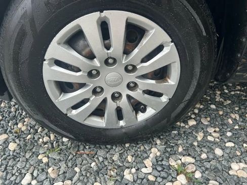 Used 2012 Kia Sedona LX image 10