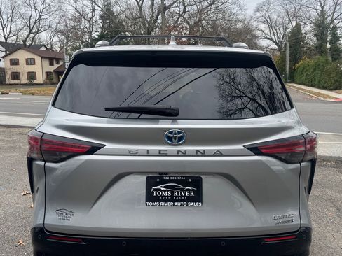 Used 2021 Toyota Sienna Limited image 4