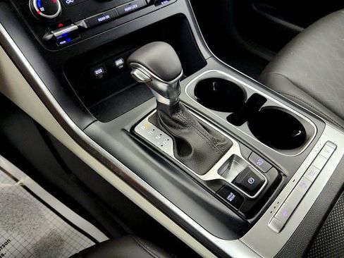 Used 2024 Kia Carnival LX FWD image 17
