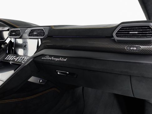 Used 2024 Lamborghini Urus Performante AWD/4WD image 41