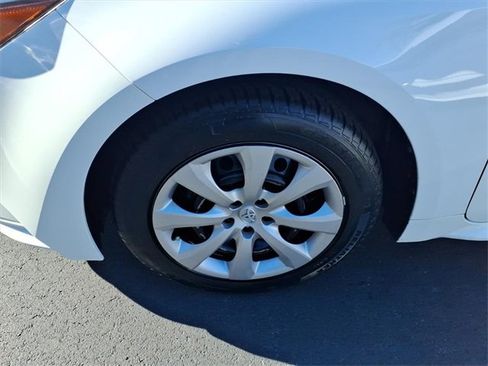 Used 2020 Toyota Corolla LE image 4