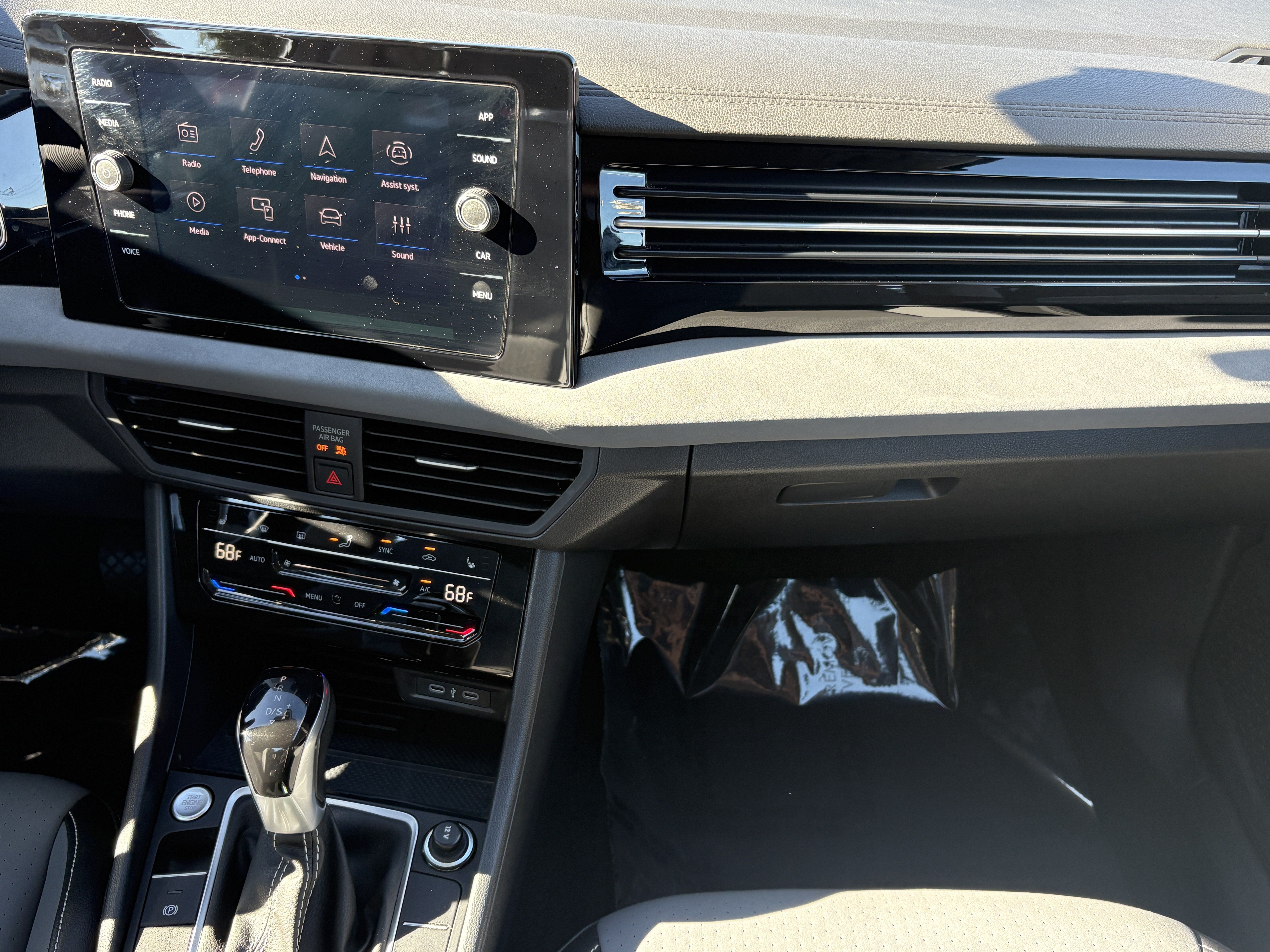 Used 2025 Volkswagen Jetta SE FWD image 14