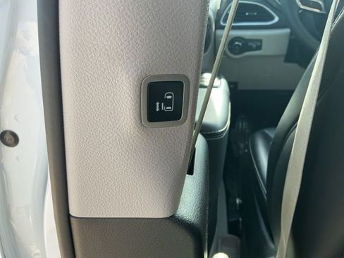 Used 2024 Chrysler Pacifica Touring-L FWD image 24
