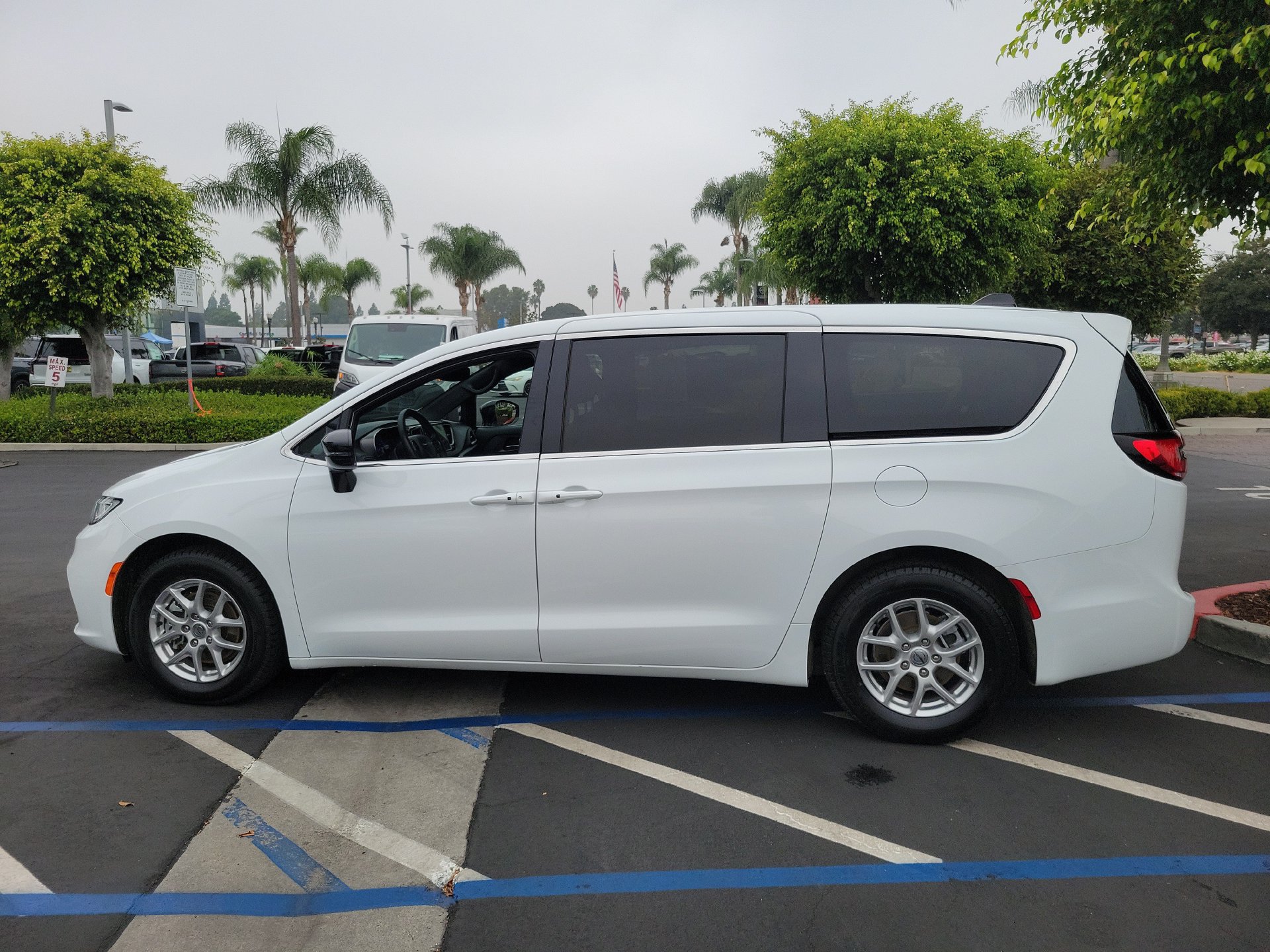 Certified 2025 Chrysler Pacifica Select FWD image 24